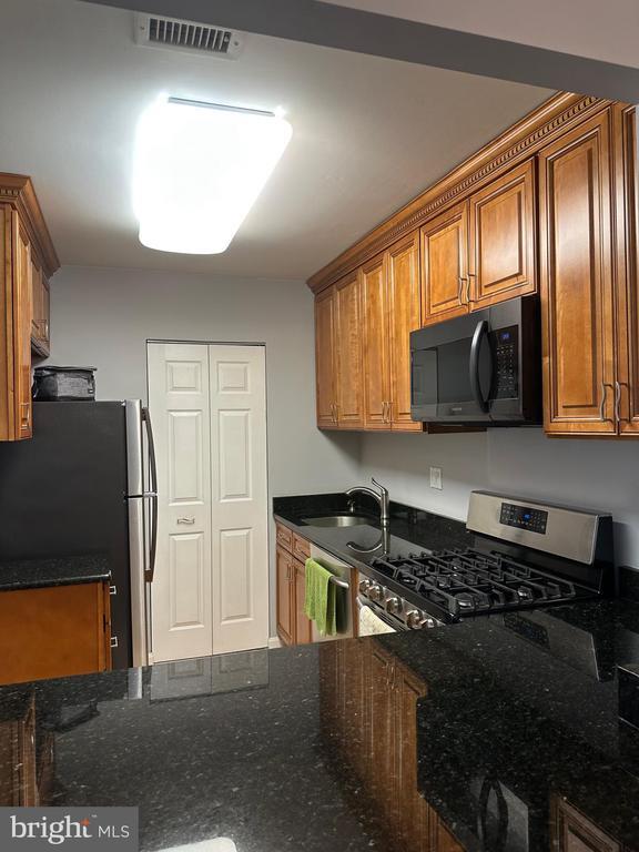 Building Photo - 5817 Cove Landing Rd