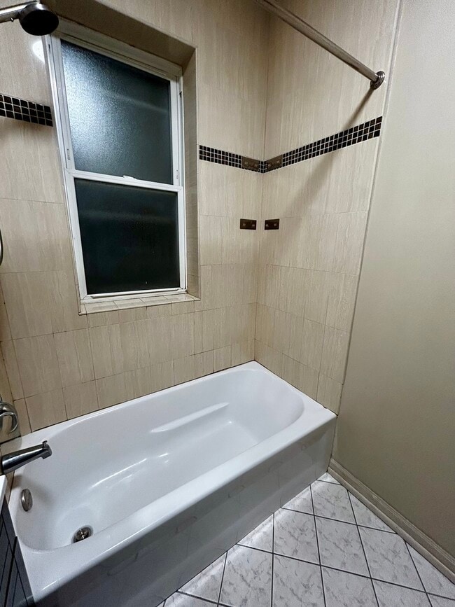 Building Photo - 2340 W Thomas St