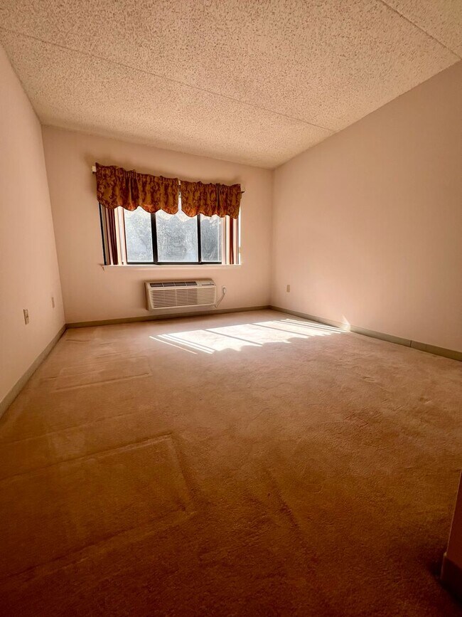 Building Photo - Gorgeous 2-Bedroom Condo at Crum Creek Valley Condominiums! Available NOW!