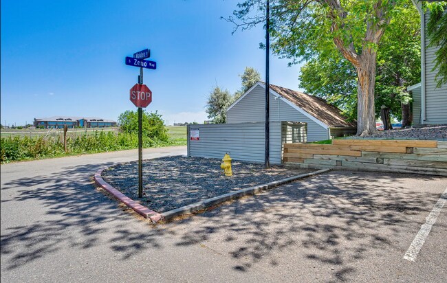Building Photo - 908 S Walden Way