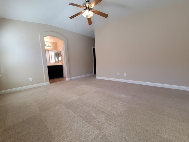 Building Photo - Beautiful Single Story Town Home in Mountains Edge Community