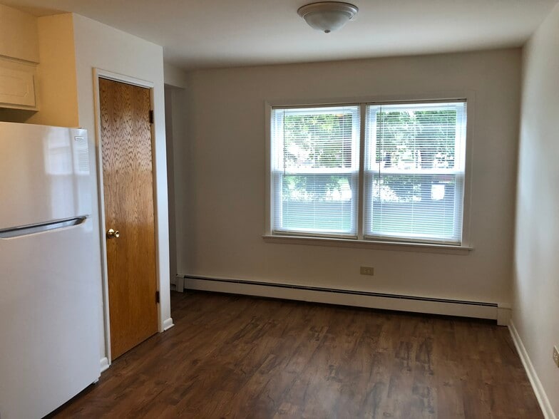 Kitchen - 10807 S Pulaski Rd