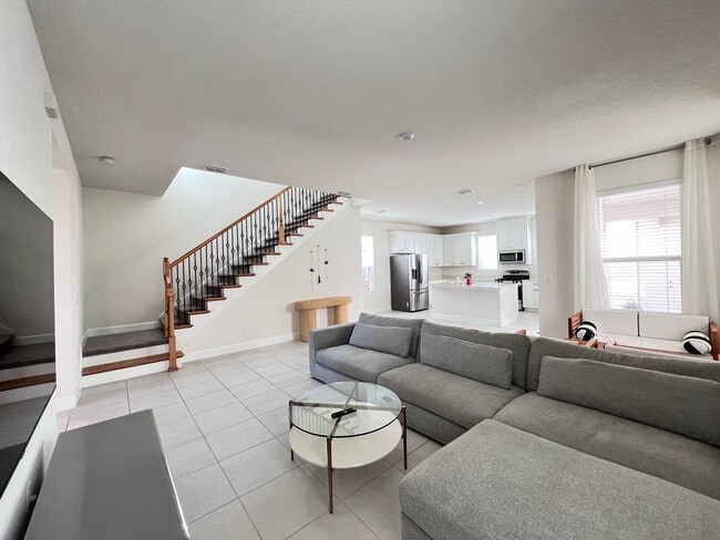 Building Photo - Gorgeous Furnished Home in Winter Garden!