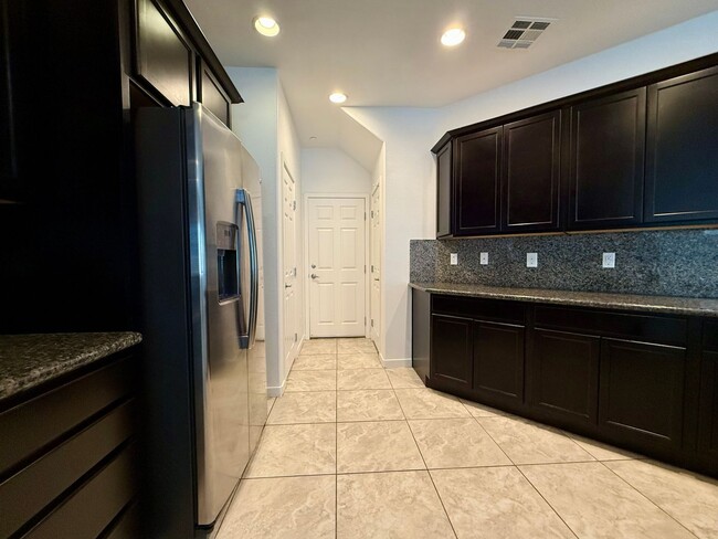 Building Photo - 4 BED, 2.5 BATH, 2 CAR-GARAGE, TWO-STORY, SINGLE FAMILY HOME FOR RENT w/ COMMUNITY POOL & SPA