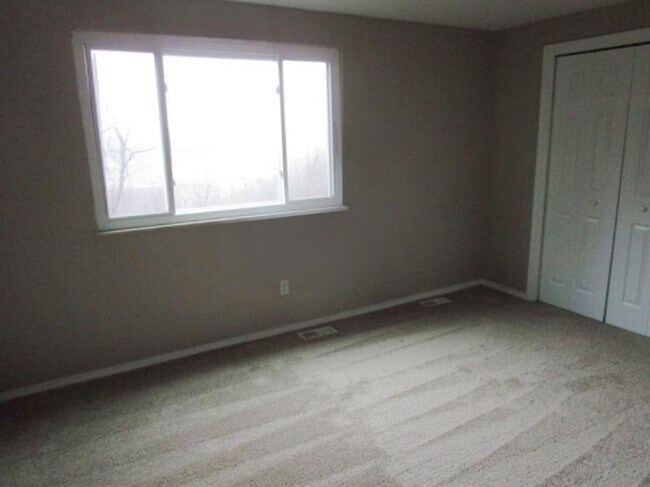 Building Photo - Spacious 3-Bedroom 1.5 bath Home with Fenced Yard & Garage – Ready for You!