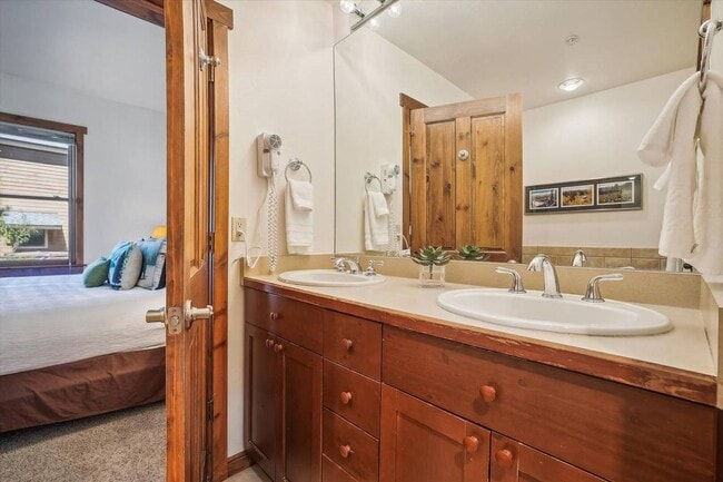 Building Photo - Walk to Main Street and the Slopes! Amenities Abound! MOST UTILITIES Included! Garage!