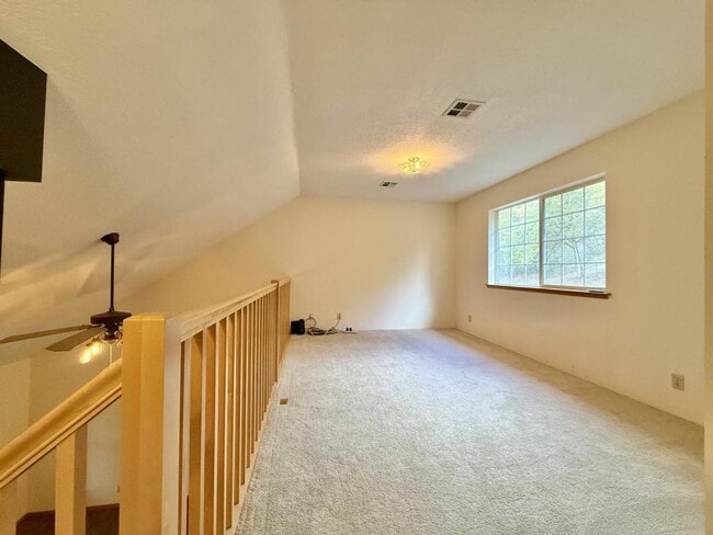 Building Photo - 300 Colonial Dr