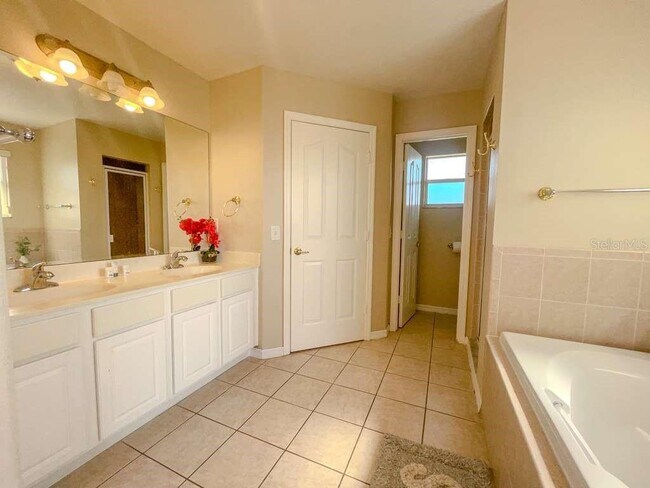 Building Photo - 241 Vista Loop