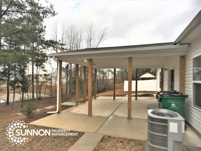 Building Photo - Beautiful 3BR 2BA Ranch with Backyard Oasis