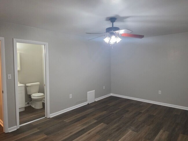 Building Photo - 3 bedroom 2.5 bath townhouse