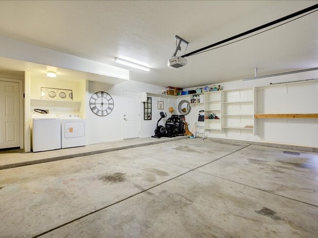 Building Photo - Beautiful 3 Bedroom Home with Office & Des...