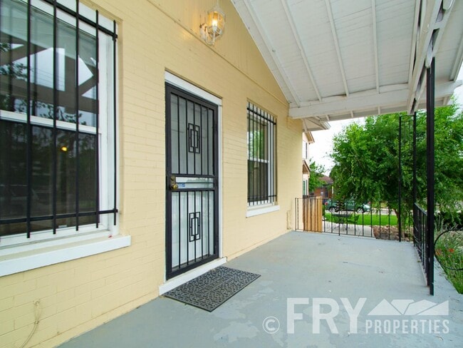 Building Photo - Classic bungalow with modern finishes in burgeoning Regis neighborhood.