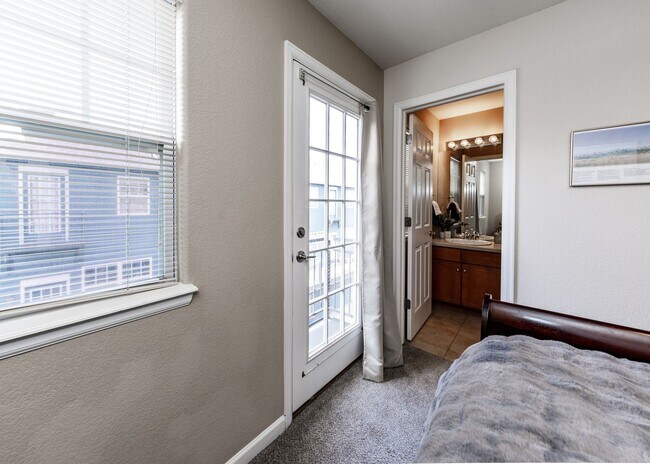 Building Photo - Fully Furnished Downtown 2 Bed, 4 Bath Executive Townhouse