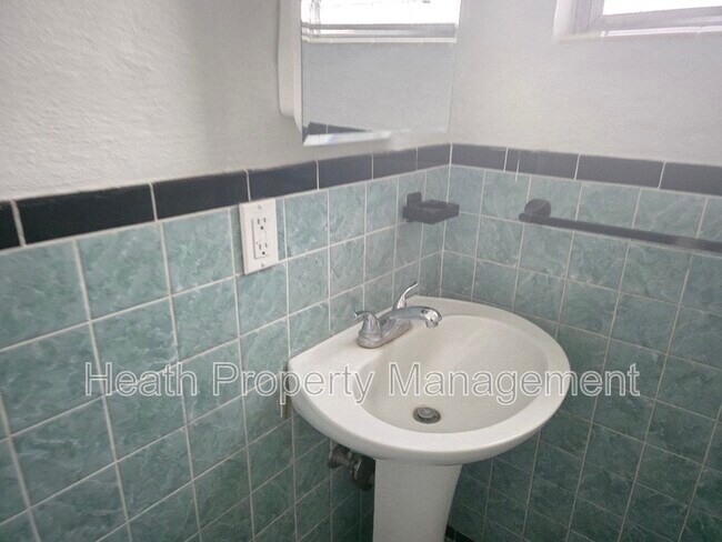 Building Photo - 504 6th Ave NW