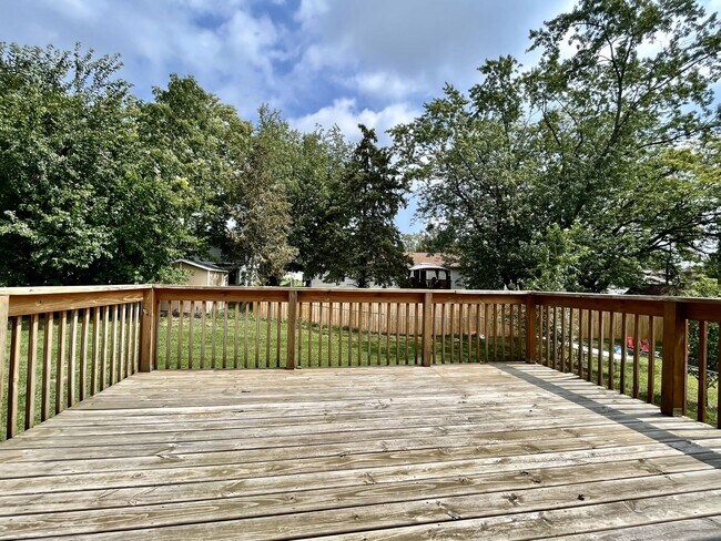 Building Photo - Four Bedroom Duplex in Kentwood