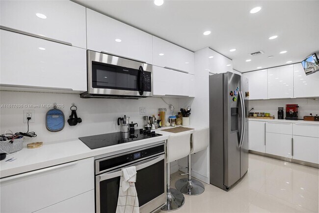 Building Photo - 3200 Collins Ave
