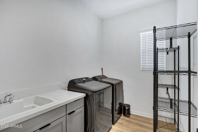 Building Photo - 10051 E Talon Ave