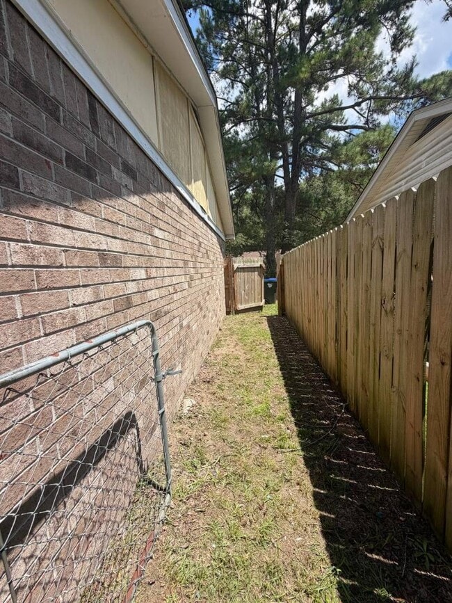 Building Photo - 105 Drake Ct