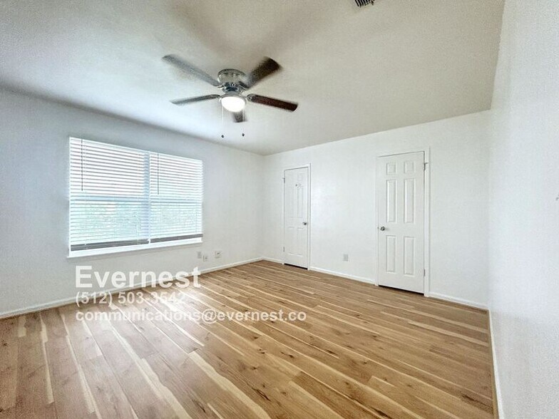 Building Photo - 707 Valley View Dr