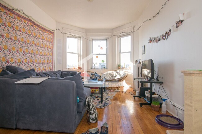 Building Photo - Unique and 'DePent' Allston Apartment