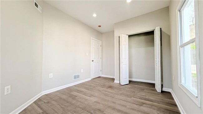 Building Photo - 122 Elm St