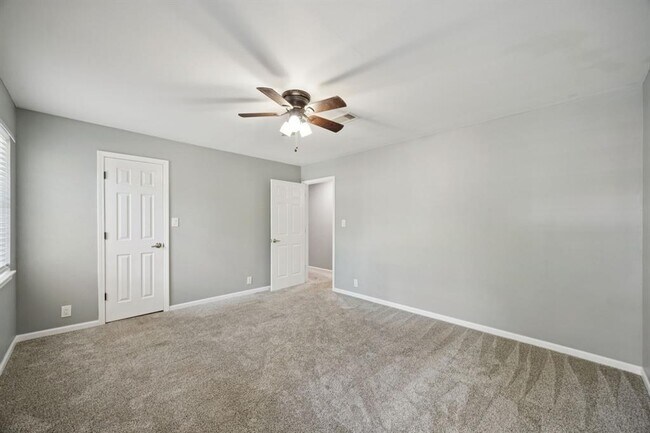 Building Photo - 553 Cane River Ln