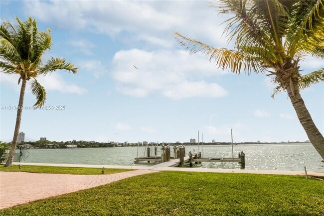 Building Photo - 1700 Bay Dr