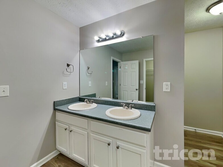 Building Photo - 200 River Walk