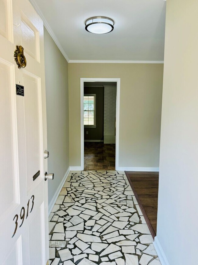 Building Photo - Room to Roam, Comfort to Stay — This Updat...