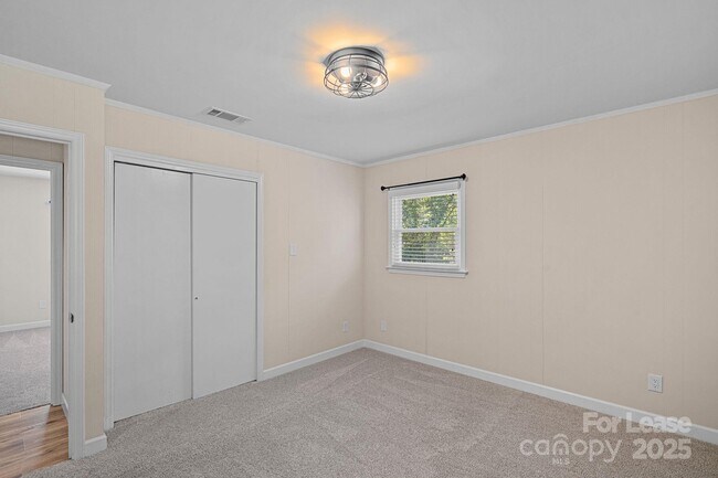 Building Photo - 540 Hoover Rd