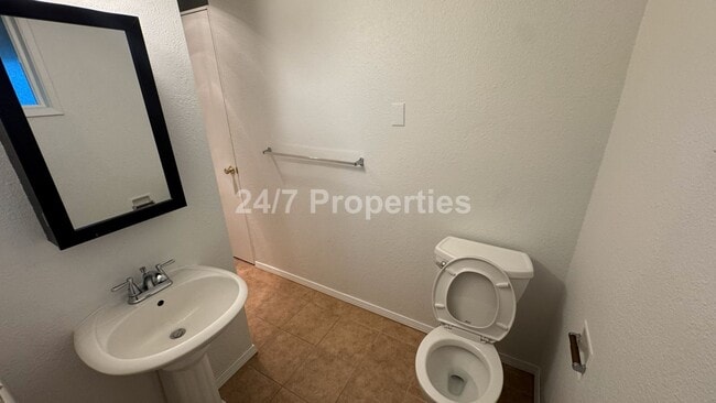 Building Photo - Adorable Ranch Style Home - Milwaukie