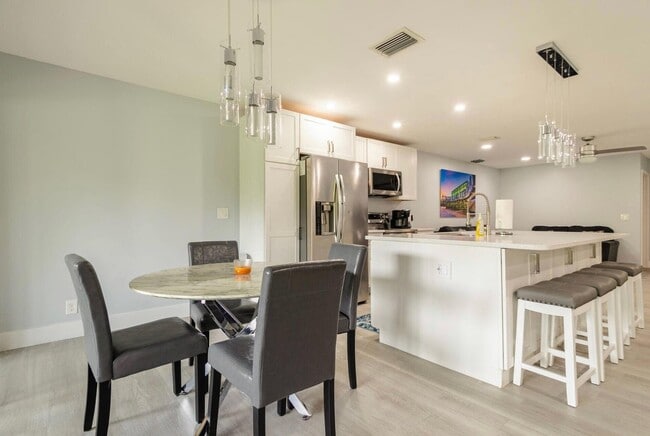 Building Photo - 300 Crosswinds Dr