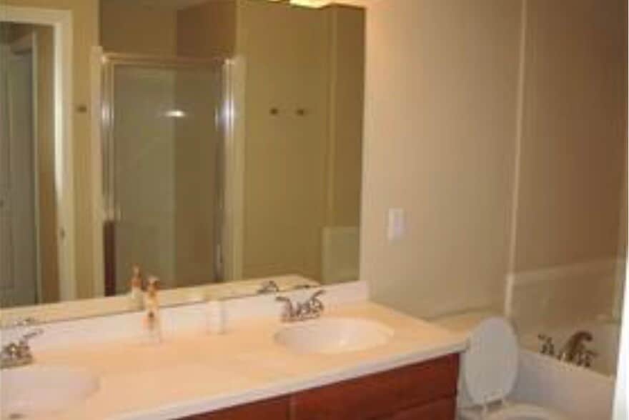 Bathroom with tub and shower - 5 500 W