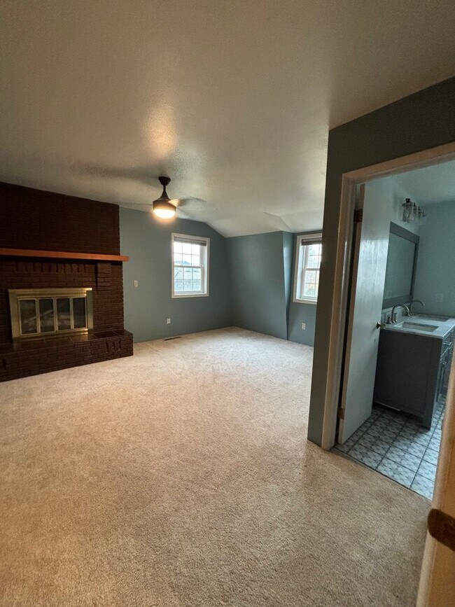 Building Photo - Spacious 4BR, 2.5BA home on 1.3 acres in O...