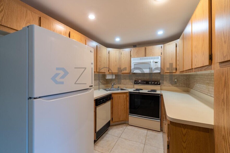 Building Photo - Unit D1