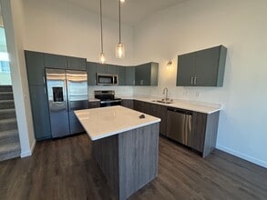 Building Photo - 3 Bedroom 3 Bathroom Townhomes