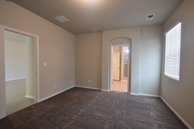 Building Photo - 1426 Valle Vista Rd NW