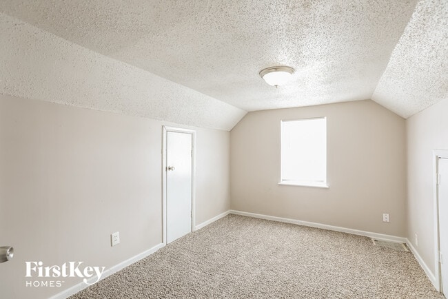 Building Photo - 900 Maple Ln