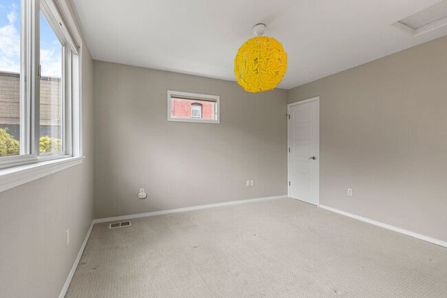 Building Photo - 923 SE 34th Ave