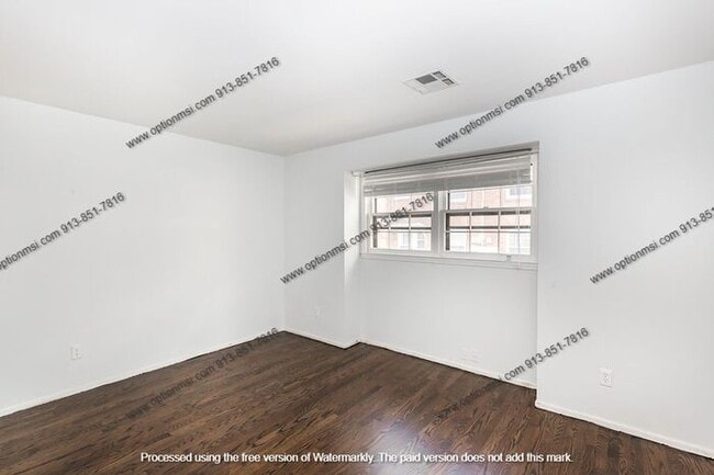 Building Photo - Fantastic Plaza location!!