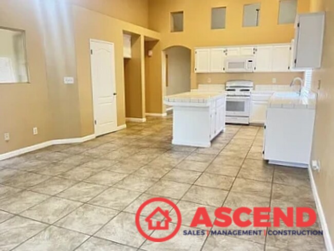 Building Photo - Lovely 3 Bedroom Home Off Stockdale Hwy!