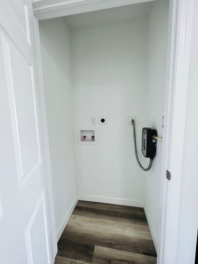 Building Photo - Fabulous Renovation! Gorgeous Three Bedroom and One Bath Home!