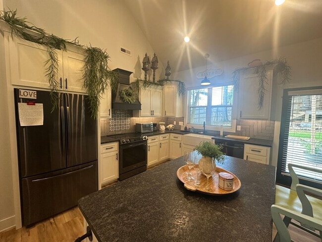 Building Photo - Stunning 4BR/2BA Home in Legacy Hill Estates