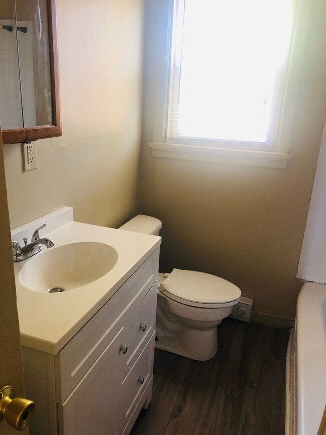 Building Photo - Adorable 3 bdrm/1bath House with Huge Back...