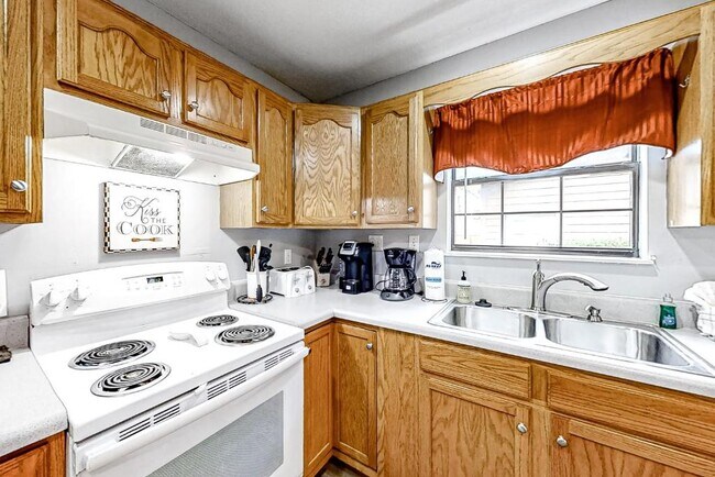 Building Photo - 247 Lakeview Ln