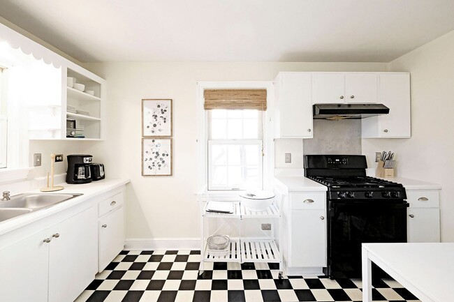 Building Photo - Charming City Cottage With Fenced Yard