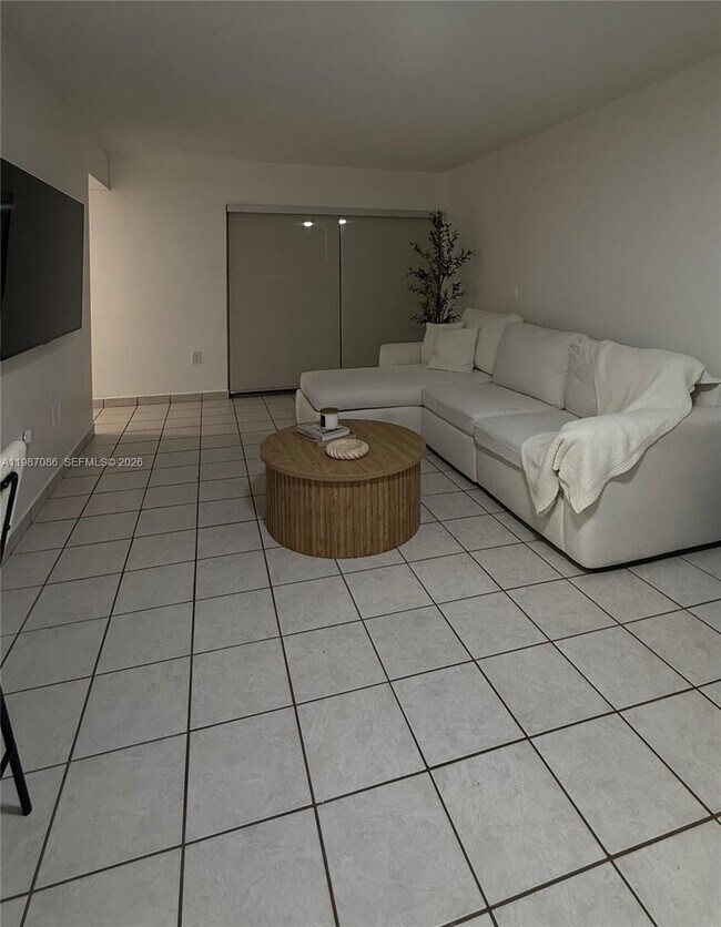 Building Photo - 9437 Fontainebleau Blvd