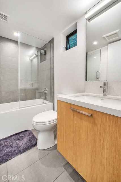 Building Photo - 1825 N Kenmore Ave