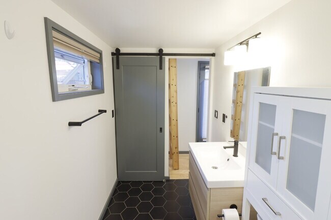 Building Photo - Unique Tiny Home in Hiatus neighborhood cl...