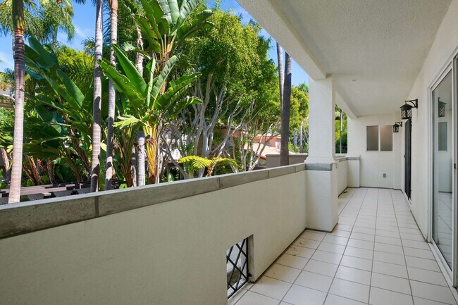 Building Photo - Extremely Rare Opportunity – 2 Bed / 2.5 Bath Luxury Condo at El Escorial Villas at East Beach